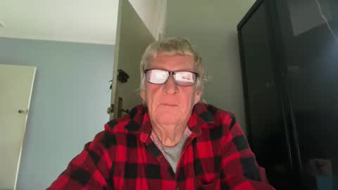 Snapshot of daddyoldcock chatting on 10.16.25 daddyoldcock online show from 10.16.25