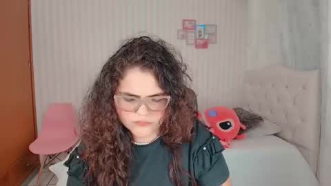 Snapshot of daeneryslove_doll chatting on 09.14.25 daeneryslove_doll online show from 09.14.25
