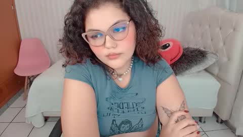 Snapshot of daeneryslove_doll chatting on 09.26.25 daeneryslove_doll online show from 09.26.25