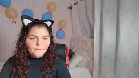 Snapshot of daeneryslove_doll chatting on 10.19.25 daeneryslove_doll online show from 10.19.25