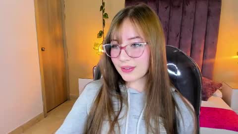 Snapshot of dahlia_rousse chatting on 12.04.25 Dahlia online show from 12.04.25