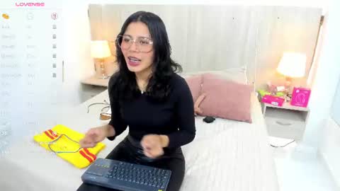 Snapshot of daila_beltran chatting on 06.26.26 Daila Beltran online show from 06.26.26