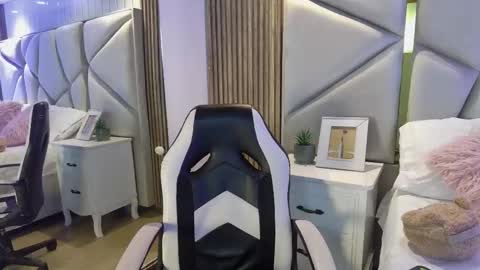 Snapshot of daimondti chatting on 09.13.25 DaimonTi online show from 09.13.25