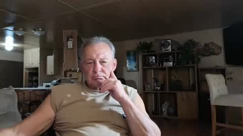 Snapshot of dakit2 chatting on 09.13.25 dakit online show from 09.13.25