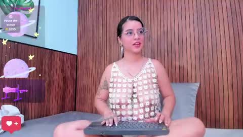 Snapshot of dalia_snow chatting on 06.26.26 Dalia online show from 06.26.26
