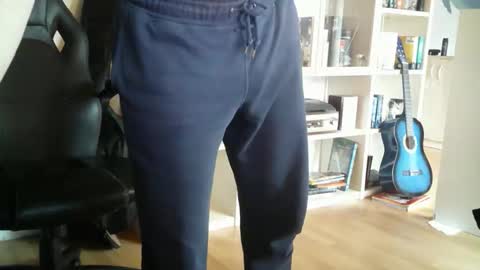 Snapshot of dan_snow24 chatting on 11.24.25 Dan Snow online show from 11.24.25