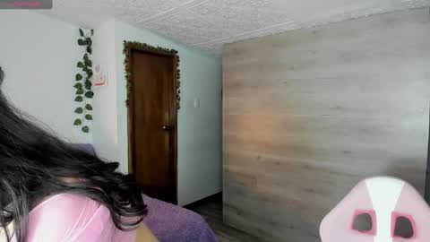 Snapshot of danay_01 chatting on 02.21.25 danay_01 online show from 02.21.25