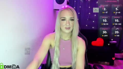 Snapshot of dances_queen chatting on 04.28.26 dances_queen online show from 04.28.26
