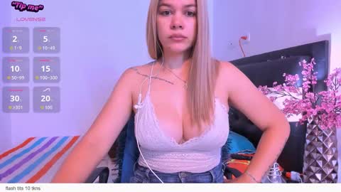 Snapshot of daniela_beauty chatting on 03.23.26 daniela online show from 03.23.26