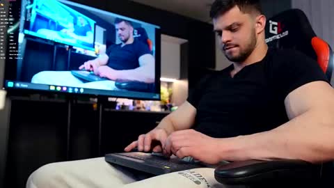 Snapshot of danielkraig_for_u chatting on 02.23.26 Daniel Kraig online show from 02.23.26