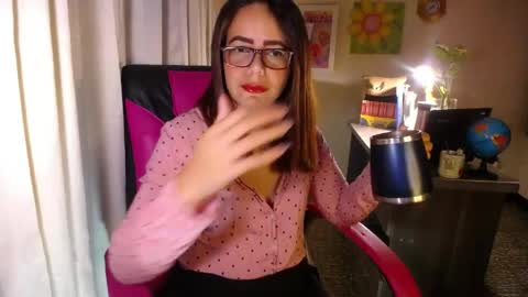 Snapshot of danielle_rose_ chatting on 05.28.26 Angie online show from 05.28.26