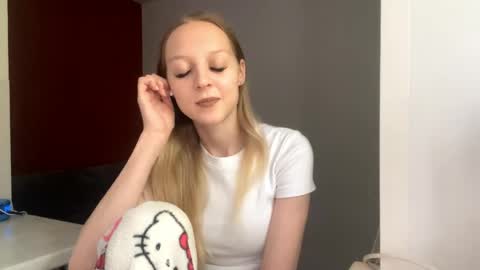 Snapshot of danitawind chatting on 05.28.26 Kiki online show from 05.28.26