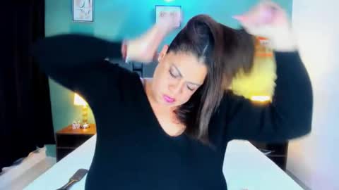 Snapshot of dannaboobsx chatting on 11.17.25 Hilary online show from 11.17.25