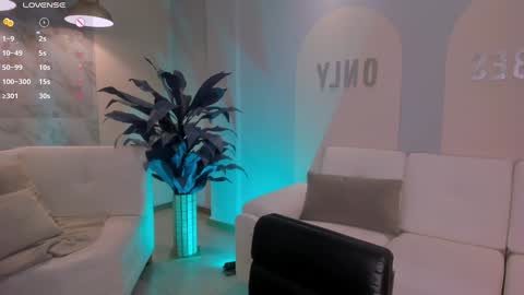 Danna Cruz  online show from 12.28.24