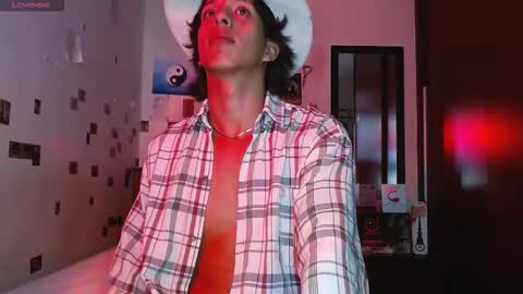 Snapshot of danny__phantom chatting on 12.01.25 phantom555 online show from 12.01.25