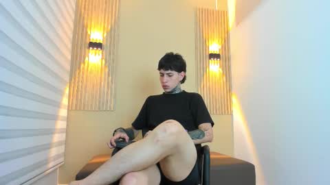 Snapshot of dante_armstrong chatting on 11.19.25 dante_armstrong online show from 11.19.25