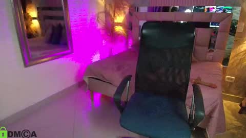 Snapshot of daphne_walton chatting on 02.19.26 daphne_walton online show from 02.19.26