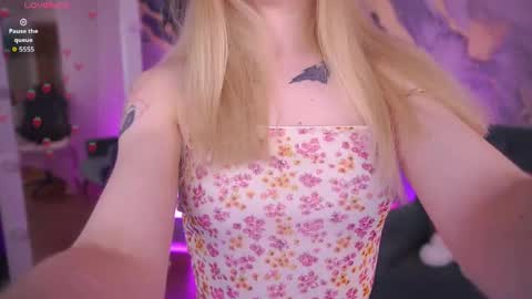 Snapshot of dariadelly chatting on 04.22.26 dariadelly online show from 04.22.26