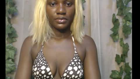 Snapshot of darkchocoxx chatting on 09.17.25 sexygal online show from 09.17.25