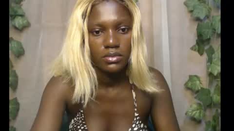 Snapshot of darkchocoxx chatting on 09.19.25 sexygal online show from 09.19.25