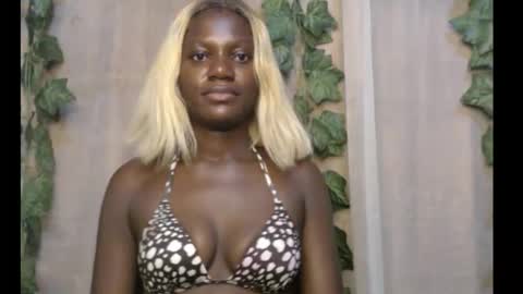 Snapshot of darkchocoxx chatting on 09.23.25 sexygal online show from 09.23.25