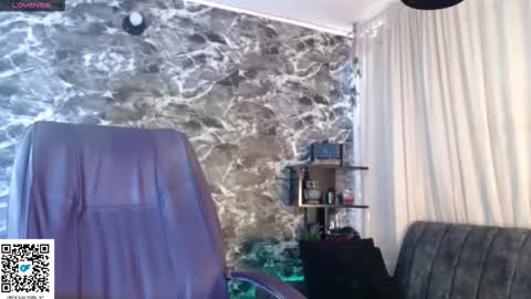 New account.  Help me reach 100 thumbs up  online show from 09.10.25