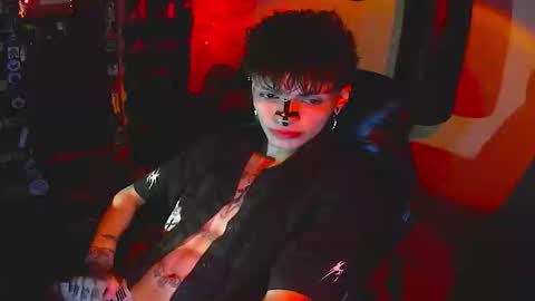 Snapshot of darkness_prince_x chatting on 10.27.25   online show from 10.27.25