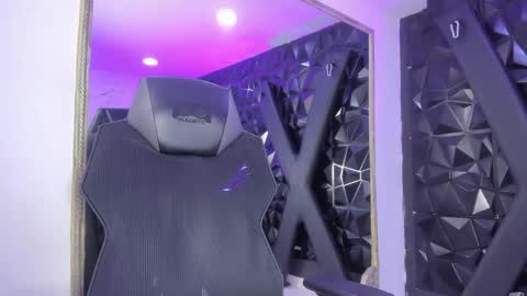Snapshot of darlingbdsm_ chatting on 04.23.26 Darling online show from 04.23.26