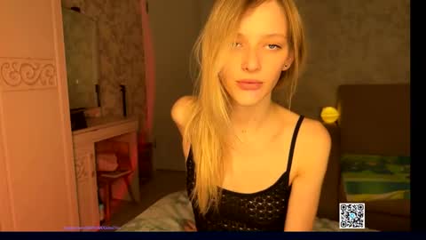 Snapshot of darlingdarinka chatting on 09.23.25 D online show from 09.23.25