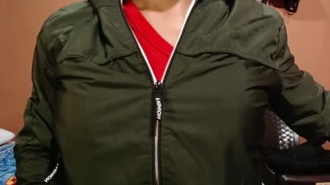 Snapshot of darwin_x chatting on 11.08.25 darwin_x online show from 11.08.25