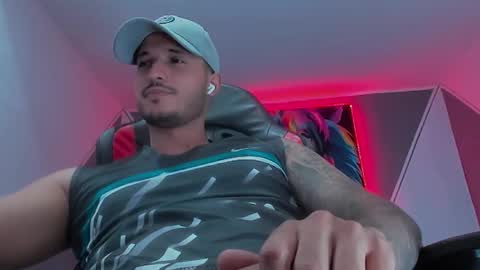 Snapshot of david__ox chatting on 10.02.25 david__ox online show from 10.02.25