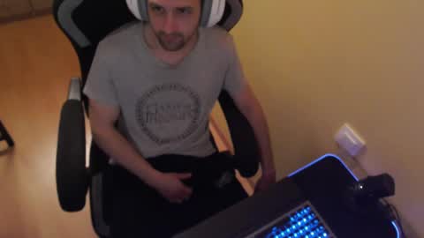 Snapshot of davidoventt chatting on 02.26.25 davidoventt online show from 02.26.25