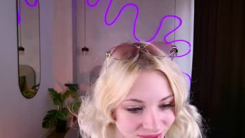 Snapshot of dayicutie chatting on 05.12.26 Kylie online show from 05.12.26
