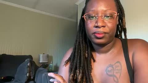 Snapshot of deafbaee chatting on 05.27.26 deafbaee online show from 05.27.26