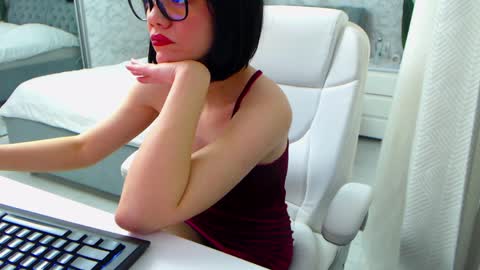 Snapshot of dear_ellisse chatting on 04.07.26 Elly online show from 04.07.26