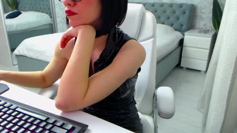 Snapshot of dear_ellisse chatting on 04.17.26 Elly online show from 04.17.26