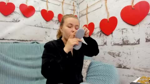 Snapshot of dear_hollyy chatting on 05.19.26 Holly online show from 05.19.26