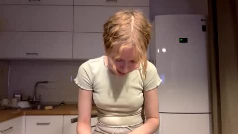 Snapshot of deboramcdonnall chatting on 12.18.25 Hello My name is Sarah im new model here and little but shy. online show from 12.18.25