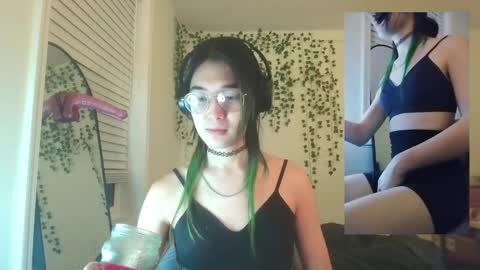 Snapshot of deciduousdoll chatting on 09.11.25 deciduousdoll online show from 09.11.25