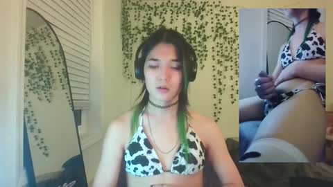 Snapshot of deciduousdoll chatting on 09.18.25 deciduousdoll online show from 09.18.25