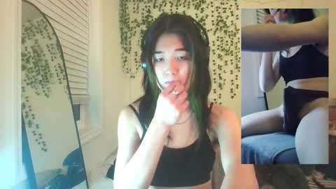 Snapshot of deciduousdoll chatting on 09.21.25 deciduousdoll online show from 09.21.25