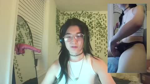 Snapshot of deciduousdoll chatting on 10.05.25 deciduousdoll online show from 10.05.25