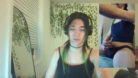 Snapshot of deciduousdoll chatting on 10.19.25 deciduousdoll online show from 10.19.25