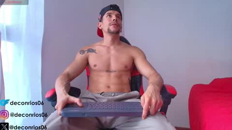 Snapshot of deconrios chatting on 10.11.25 Santiago online show from 10.11.25