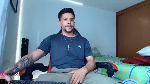 Snapshot of deconrios chatting on 07.12.26 Santiago online show from 07.12.26