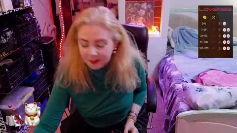 Snapshot of delicecat chatting on 10.22.25 Delicacat online show from 10.22.25