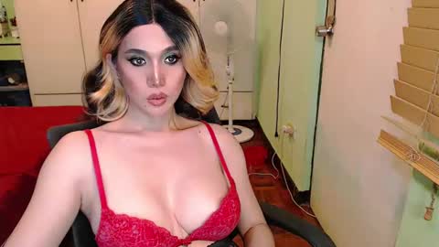 Snapshot of deliciosats chatting on 12.07.24 Mercedes online show from 12.07.24