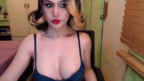 Snapshot of deliciosats chatting on 03.12.25 Mercedes online show from 03.12.25