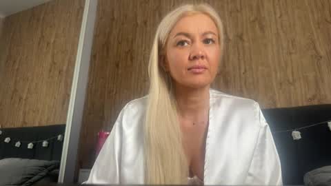 Mia online show from 05.22.26