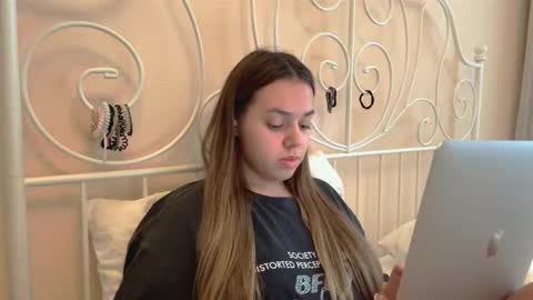 Mona online show from 10.07.25